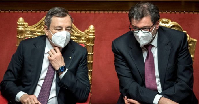 Foto Roberto Monaldo / LaPresse27-04-2021 RomaPoliticaSenato - Comunicazioni del Presidente del Consiglio Mario Draghi sul Recovery planNella foto Mario Draghi, Giancarlo GiorgettiPhoto Roberto Monaldo / LaPresse 27-04-2021 Rome (Italy) Senate - Communications by Prime Minister Mario Draghi on the Recovery plan  In the pic Mario Draghi, Giancarlo Giorgetti